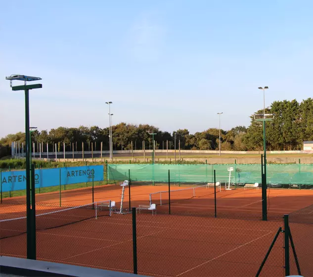 Courts de tennis extérieurs équipés d'un éclairage LED et d'un système de contrôle d'accès MGP Matic