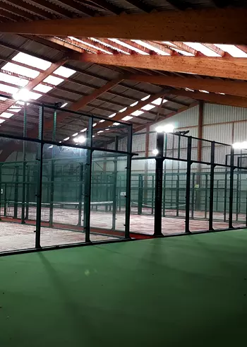 Éclairage LED allumé au-dessus de courts de padel indoor, gestion MGP Matic