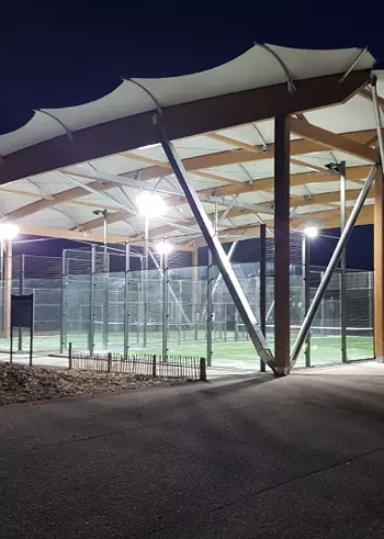 Structure de courts de padel couverts avec éclairage LED allumé la nuit, MGP Matic