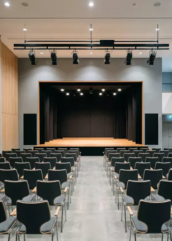 Salle de spectacle municipale avec éclairage scénique allumé, gestion MGP Matic