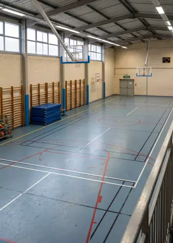 Salle omnisports vide équipée du contrôle d'accès et de l'éclairage MGP Matic