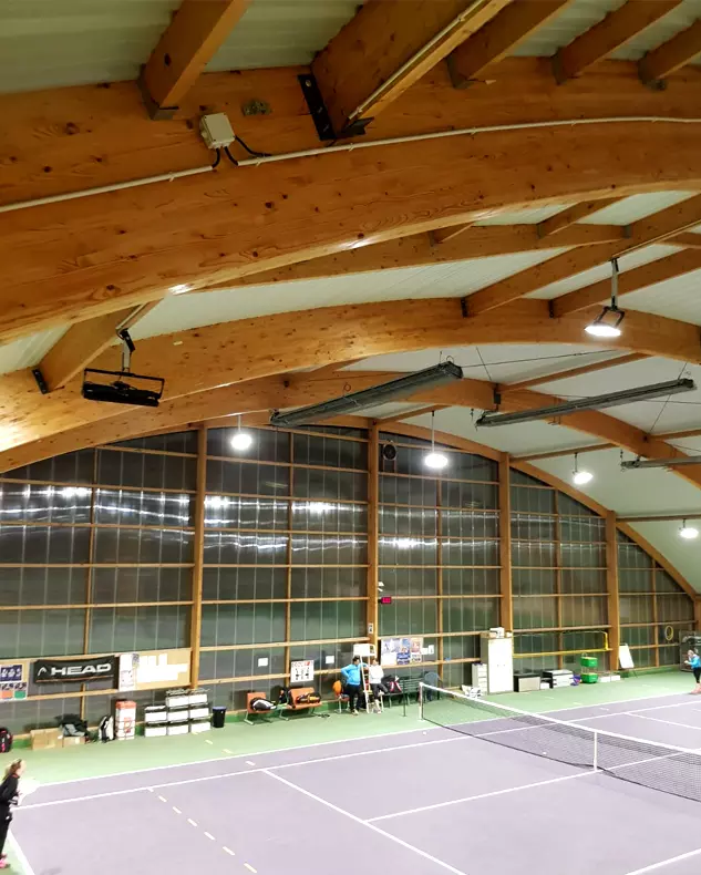 Détail de la structure bois et de l'éclairage LED d'une halle de tennis, gestion MGP Matic