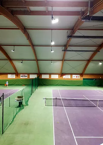 Court de tennis couvert avec éclairage LED allumé le soir, gestion MGP Matic