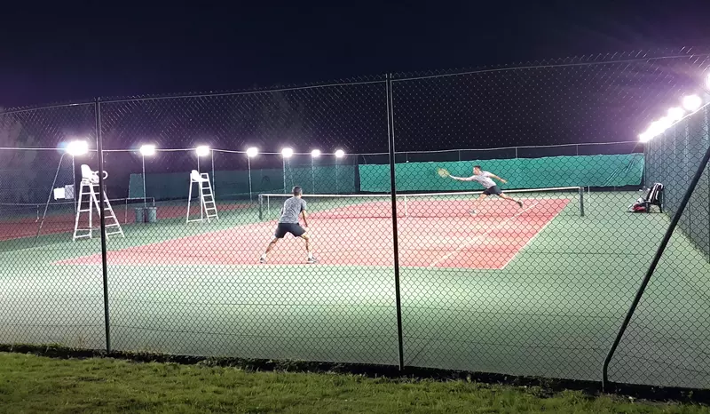 Éclairage LED MGP Matic allumé sur un court de tennis extérieur en nocturne