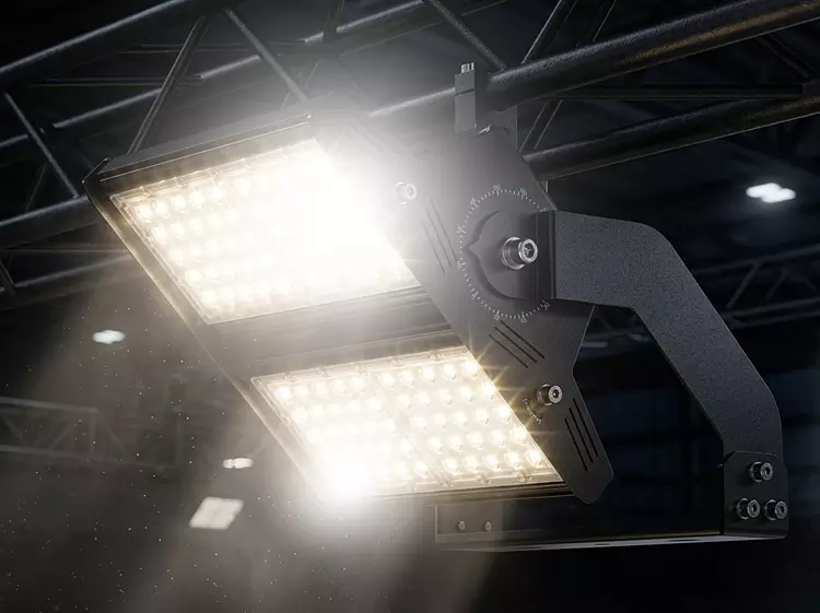 Projecteur LED MGP Matic allumé, vue rapprochée sur structure métallique