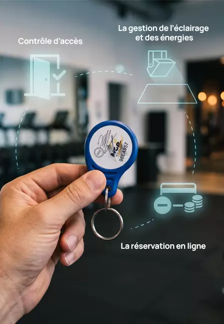 Badge MGP Matic présenté dans une salle de sport, icônes contrôle d'accès, éclairage et réservation en ligne