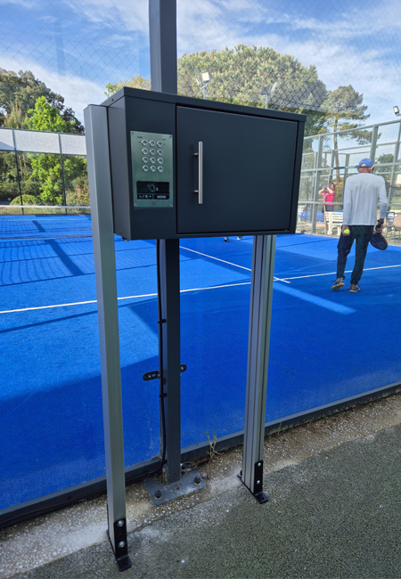 Coffret de contrôle d'accès en inox anti-vandalisme MGP Matic installé près d'un court de padel